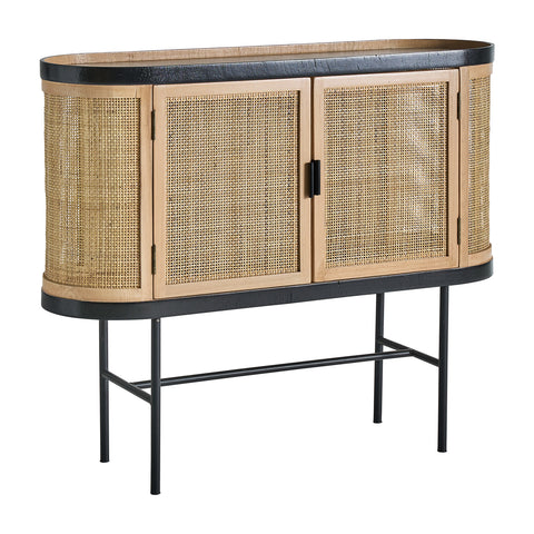 Aparador Beilen en madera de pino y ratán, diseño rústico con dos puertas y amplio espacio de almacenamiento, ideal para vestíbulos y salones.