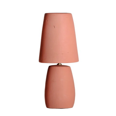 Lámpara de mesa con base de terracota en tono natural y diseño minimalista de líneas orgánicas.