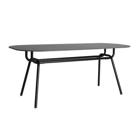 Mesa de comedor Tamasi con tablero de piedra negra mate y estructura de hierro, diseño sofisticado y robusto para hasta 8 comensales.