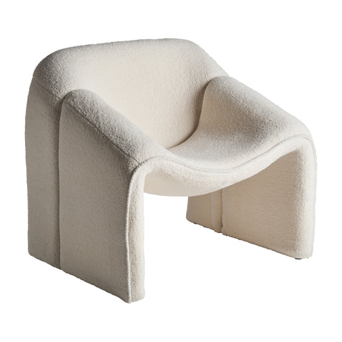 Sillón Bats tapizado en algodón bouclé con estructura de madera de pino, diseño elegante y confortable para cualquier espacio del hogar.
