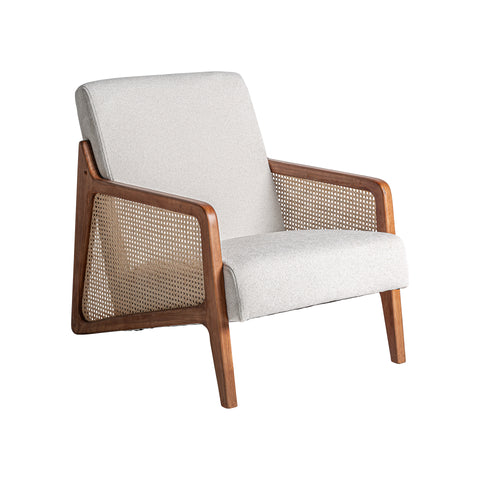 Sillón estilo art deco con estructura de ratán, tapizado en beige y diseño elegante.