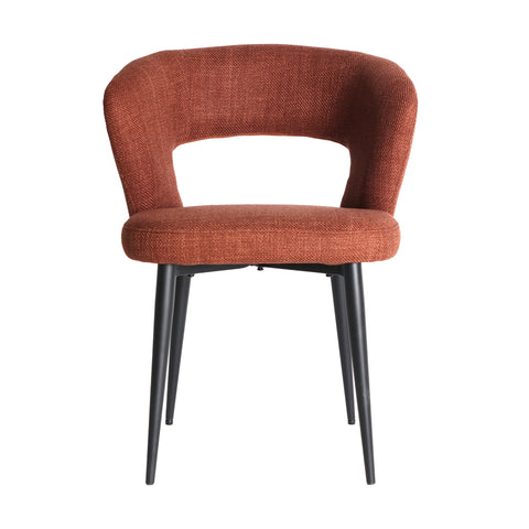 Silla de comedor con estructura robusta, tapizada en poliéster color rojo y patas de madera contrachapada.