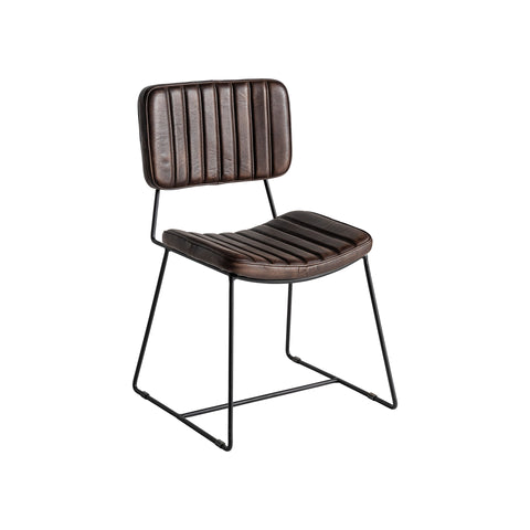 Silla estilo vintage con estructura de hierro y asiento de piel marrón, diseño clásico.