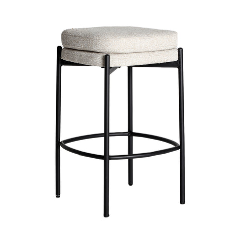 Taburete moderno con asiento acolchado en poliéster y estructura robusta de hierro, ideal para barras y cocinas.
