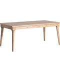 Mesa de comedor Nyry en madera mindi, diseño robusto y elegante con capacidad para 8 comensales, ideal para espacios modernos y tradicionales.