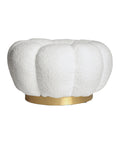 Pouf redondo estilo moderno, tapizado en suave tejido bouclé blanco y base dorada elegante.