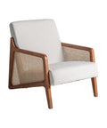 Sillón estilo art deco con estructura de ratán, tapizado en beige y diseño elegante.