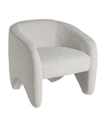 Sillón estilo art deco tapizado en blanco roto con diseño cuadrado y respaldo envolvente.