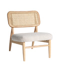 Silla estilo boho chic con respaldo de ratán y asiento tapizado en beige, diseño natural.