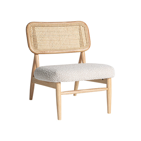 Silla estilo boho chic con respaldo de ratán y asiento tapizado en beige, diseño natural.