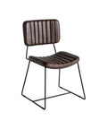 Silla estilo vintage con estructura de hierro y asiento de piel marrón, diseño clásico.