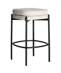 Taburete moderno con asiento acolchado en poliéster y estructura robusta de hierro, ideal para barras y cocinas.